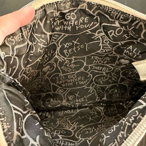 Betsey Johnson white, quilted travel bag with gold hearts. - Picture 3 of 5